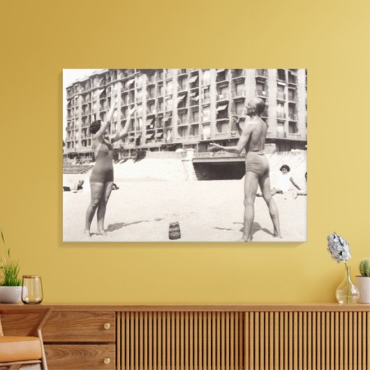 Op het strand in Cannes in 1935 Canvas Afdruk (Insitu (Woonkamer))