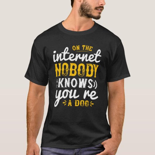 op internet weet niemand dat je een hond bent t-shirt (Voorkant)