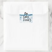 Op Lake Time tekst met vierkant Sticker (Tas)