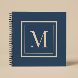 Op maat gemaakte blauwe en vanille omlijste monogr notitieboek