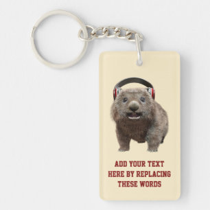 Op maat gemaakte grappige wombat met koptelefoon C Sleutelhanger