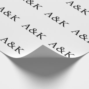 Op maat gemaakte initialen op witte huwelijkscadea cadeaupapier