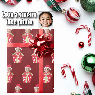 Op maat gemaakte kerstfoto van kinderen in het roo cadeaupapier