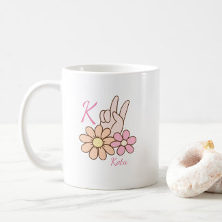 Op maat gemaakte monogram roze bloem vredesteken k koffiemok