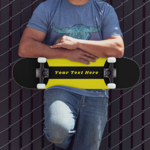 Op maat gemaakte tekstskateboard in zwart met gele skateboard