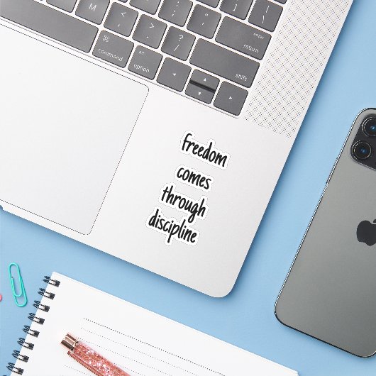 Op maat gesneden vinyl sticker van Freedom (Laptop met iPhone)