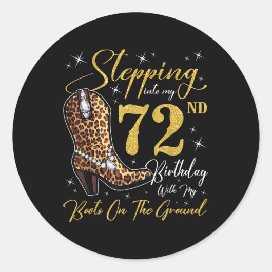 Op mijn 72e verjaardag met mijn laarzen op de ronde sticker (Voorkant)