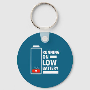 Op shirt vaders moeders hebben lage batterij sleutelhanger