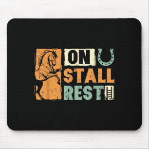 Op stal rust paard liefhebber equestrisch grappig muismat
