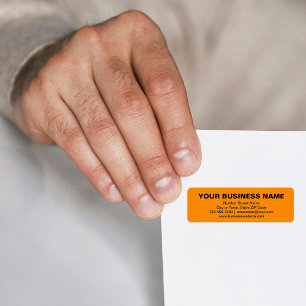 Op tekst gebaseerd bedrijfsmerk met oranje retoura etiket