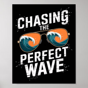 Op zoek naar de perfecte golf surfen - Strandavont Poster