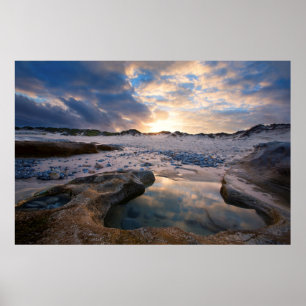 Op zonsondergang in een puddle poster