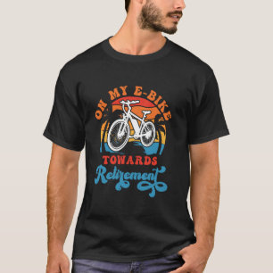Opa op mijn e-bike richting pensionering Grappige T-shirt