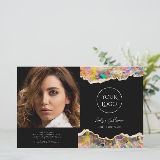 opal design sur brochure bifold noir (Debout devant)