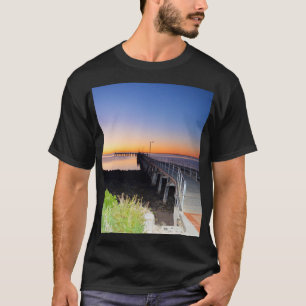 Opal Sunset: Zonsondergang boven een werf, T-shirt