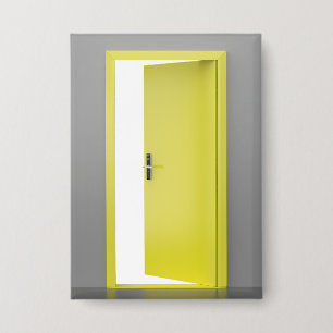 Open gele deur met slim slot button