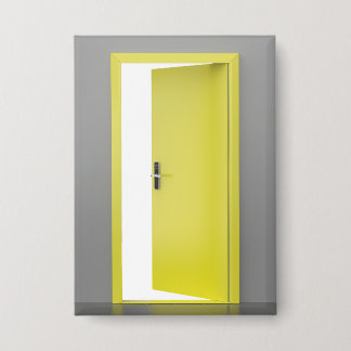Open gele deur met slim slot button