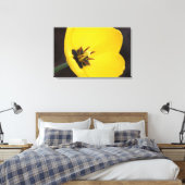 Open gele tulp in gewikkeld canvas afdruk (Insitu (Slaapkamer))