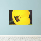 Open gele tulp in gewikkeld canvas afdruk (Insitu (Houten vloer))