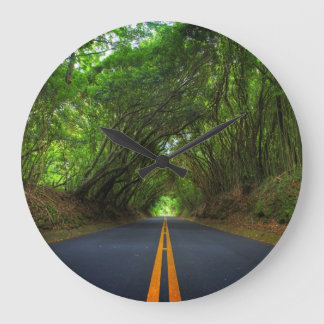 open klok voor natuur op de weg