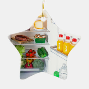 Open koelkast gevuld met eten keramisch ornament