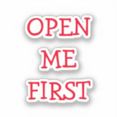 Open me Eerste Rode Tekst Sticker (Voorkant)