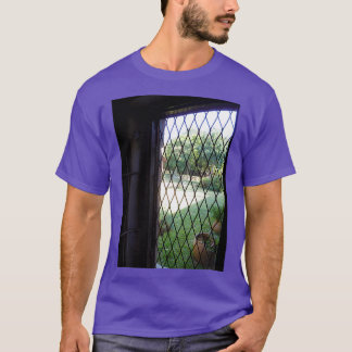 Open raam met een rooster die naar Afrikaanse reuz T-shirt