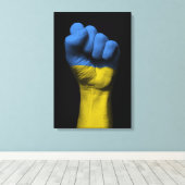 Opgeheven gebalde vuist met Oekraïense vlag Canvas Afdruk (Insitu (Houten vloer))