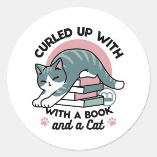 Opgerold met een boek en een kat - Gezellig Katten Ronde Sticker