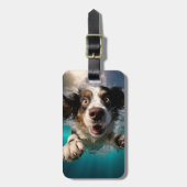 Opgewonden hond zwemmen onder water ontwerp bagagelabel (Voorkant verticaal)