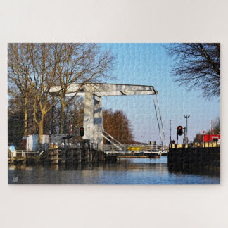 Ophaalbrug over gracht in Nederland. Legpuzzel
