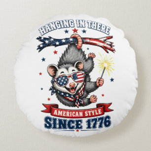 Opossum suspendu pour le 14 juillet Coussin rond
