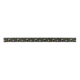 Opossums in een bessenveld in zwart lint