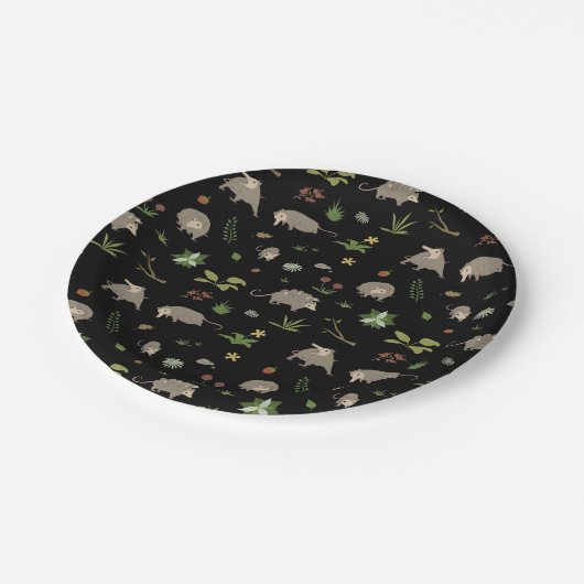 Opossums in een bessenveld in zwart papieren bordje (Gekanteld)