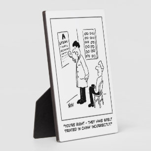 Opticien die een oogtest doet. grappig fotoplaat