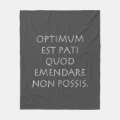 Optimum est pati quod emendare non posare fleece deken (Voorkant)