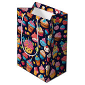 Opvallend Kawaii Verjaardagspatroon Medium Cadeauzakje (Achterkant Gekanteld)