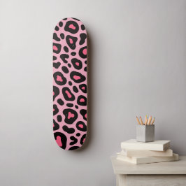 Opvallend roze en zwart luipaardprintpatroon skateboard
