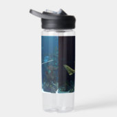 Opvallende zaagvis onder water waterfles (Rechts)