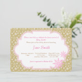 Or et invitation rose de baby shower de flocon de (Debout devant)