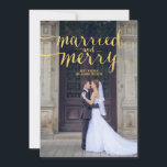 OR MERRY & MARIÉ | CARTE PHOTO de vacances<br><div class="desc">Premières mariées de Noël ! Envoyez vos salutations de vacances en tant que mari et femme avec ce beau carte photo de vacances contemporain "joyeux et marié" en écriture manuscrite or, une police classique, comme une superposition de typographie avec votre photo mariage. Elke Clarke © Feuille d'or (effet photo imprimé)...</div>