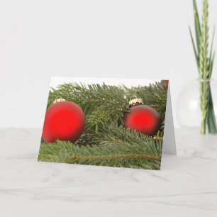 Oranaments rouges sur la carte de Noël Pine Bough