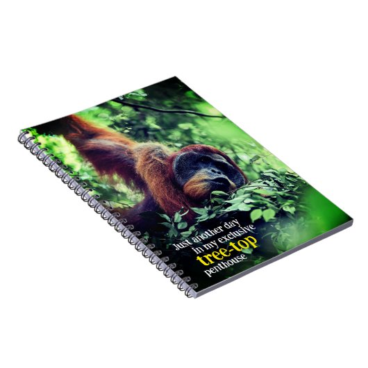 Orang-oetan ontspannen in de boom notitieboek (Rechterzijde)