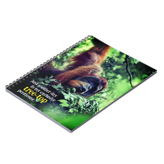 Orang-oetan ontspannen in de boom notitieboek (Linkerzijde)