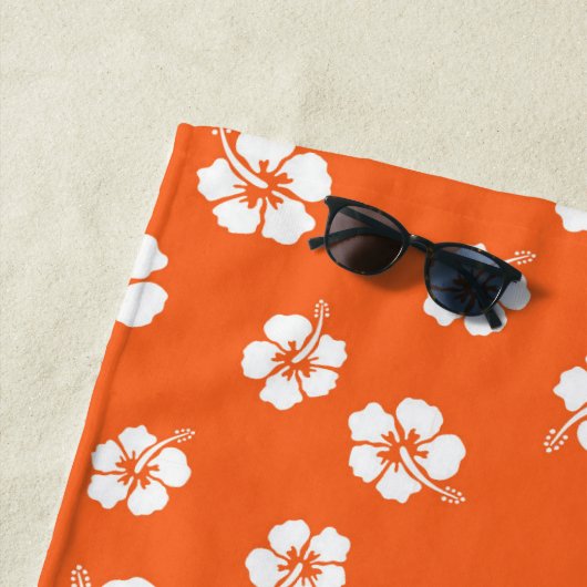 ORANGE AVEC SERVIETTE DE PLAGE AUX FLEURS D'HIBISC (En situation)