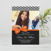 Orange Bow Chevron Faire-part de graduation photo (Debout devant)