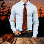 Orange Brown Sunset Novelty Cravate rayé<br><div class="desc">Découvrez cette belle cravate moderne et chic sur un arrière - plan de coucher de soleil Brown orange flambé avec rayures orange et noir. Vous pouvez facilement mettre à jour le monogramme. L'unique arrière - plan de cette cravate a été peint à la main numériquement. Cette cravate de plaisir cool...</div>