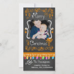 Orange Chalkboard Joyeux Carte photo de Noël<br><div class="desc">Joyeux cartes photos de vacances de Noël avec un damier look arrière - plan, beaucoup de tourbillons orange et le texte qui lit Joyeux Noël, une chaîne de lumières colorées dans les arbres de différentes couleurs, ornements orange suspendus, et des zones vous pouvez customiser ces beaux et brillants cartes photos...</div>