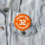Orange et White Football Maman Numéro Jersey<br><div class="desc">Saluez votre équipe sportive préférée, votre footballeur ou montrez votre fierté scolaire avec un bouton d'esprit personnalisé! Ajoutez votre nom d'école ou personnalisez-le avec le nom d'un joueur et son numéro de maillot. Parfait pour le football, le basket, le baseball et les jeux de football ! Créez des broches personnalisées...</div>