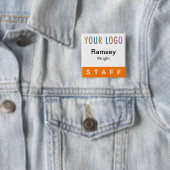 Orange Pinback Staff Badge Event Logo Nom du Carré (En situation)